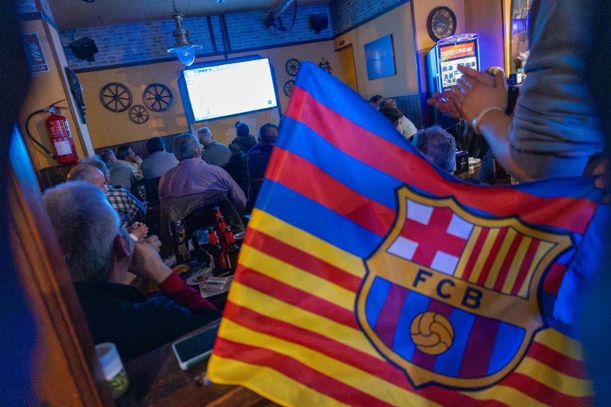 veure futbol al Delfos amb senyeres